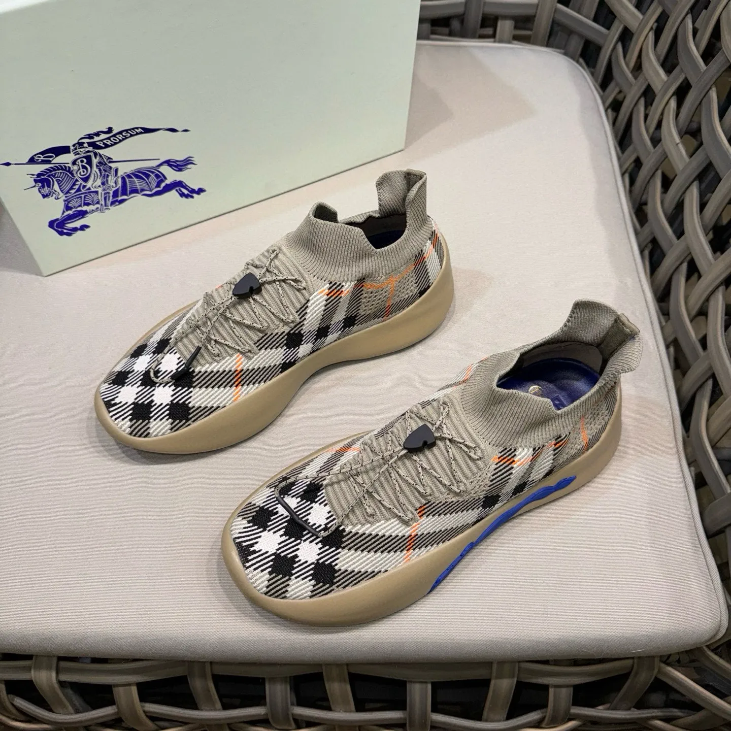 Men's shoes: 500💰BURBERRY/Burberry plaid knitted Neptune sneakers｜With breathable sock-style upper｜Embellished with knitted Burberry plaid｜Leather lining Incorporated into a plaid lace design｜Equipped with B-shaped shield buckle｜The sole is decorated with a large wrapped equestrian knight logo (EKD)｜Round toe #drawstring closure#The sole is decorated with the equestrian knight logo (EKD)｜At least 50% of the main materials of the boutique are from renewable sources Size: 39-44 (45 custom-made)